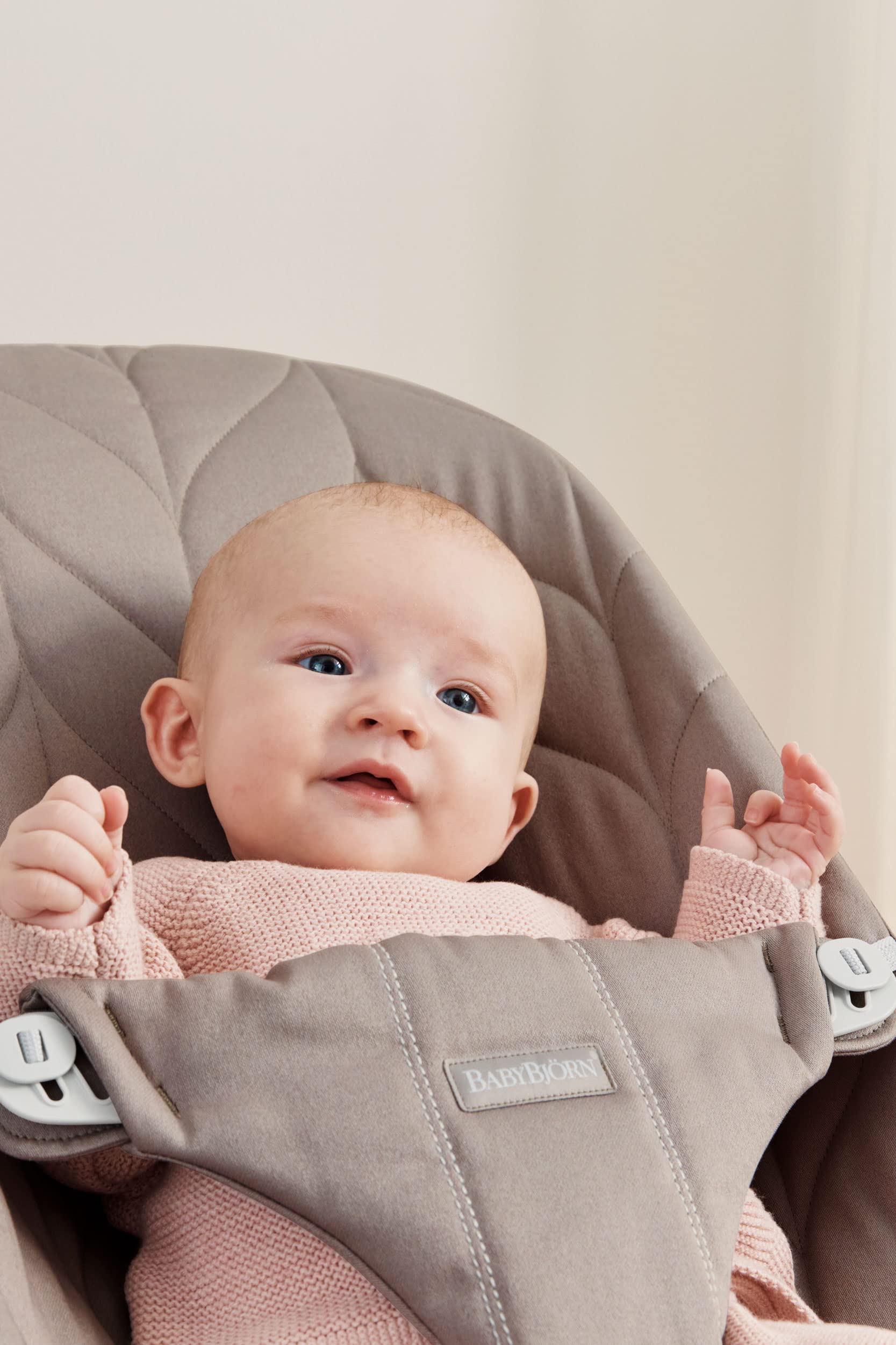 Three-position adjustment on BabyBjörn Bouncer Bliss for growing comfort.