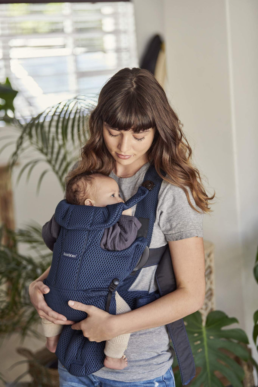 BabyBjörn Free newborn-ready design supports early cuddles without inserts