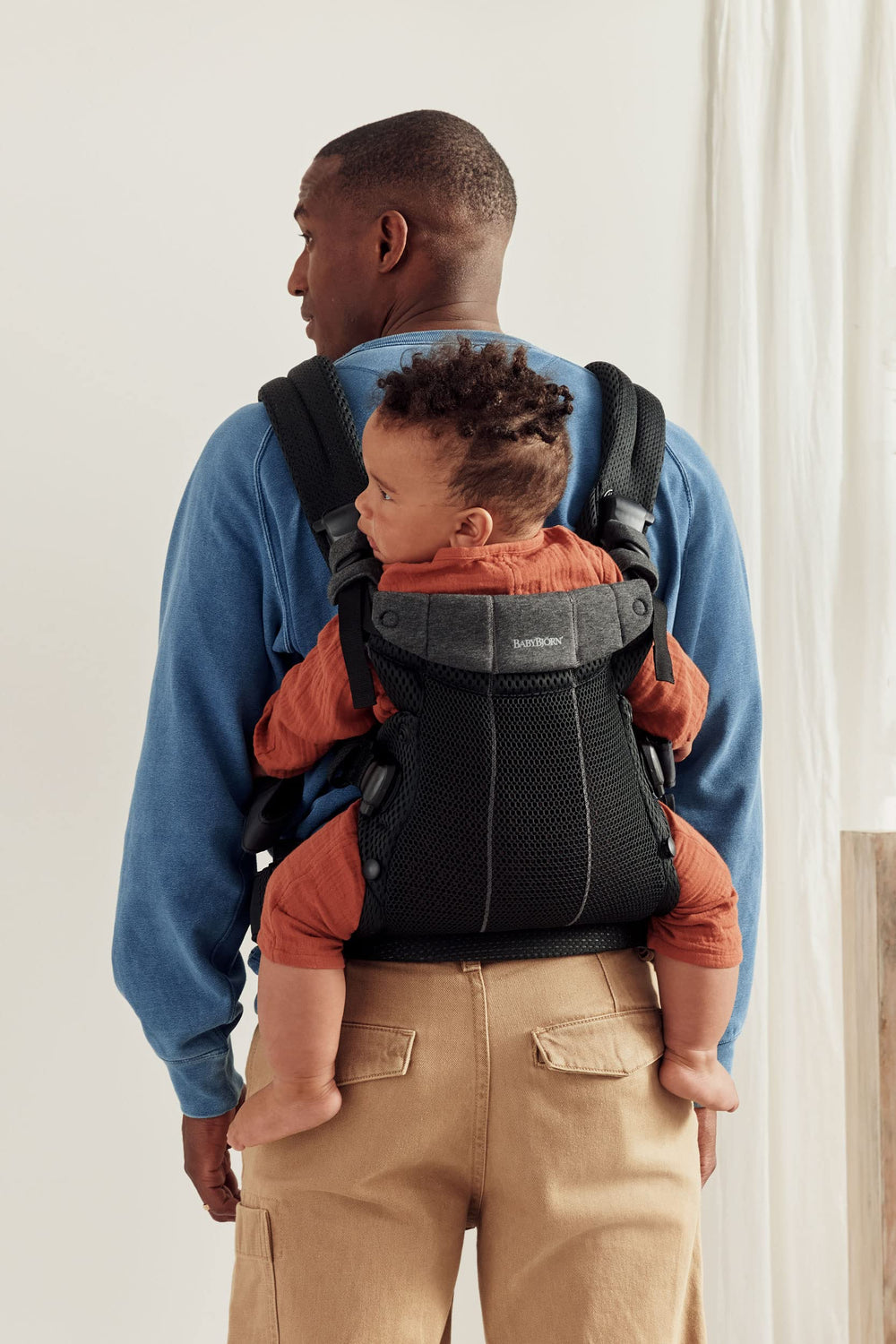 BabyBjörn Harmony baby-facing-in position shows closeness and security.