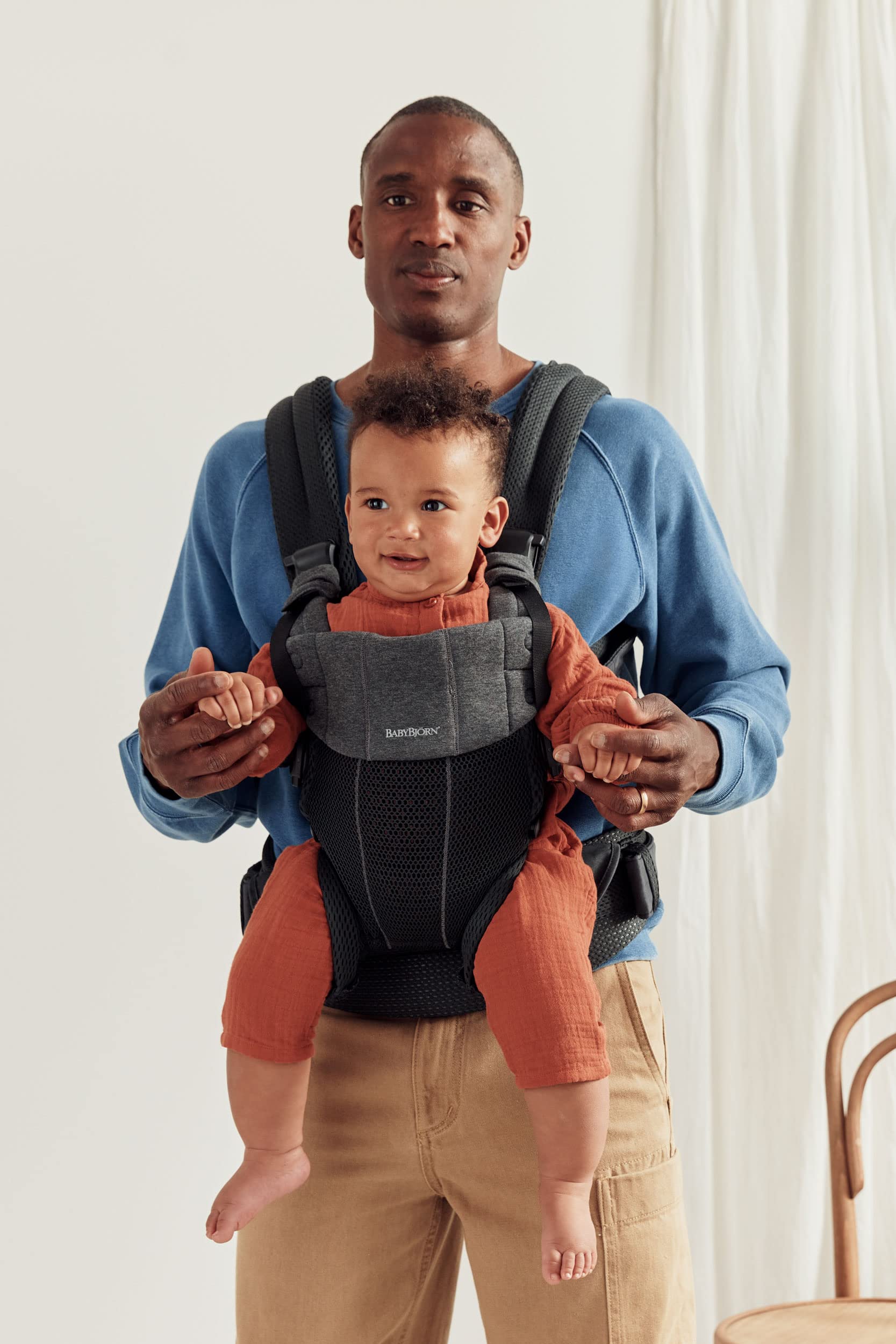 BabyBjörn Harmony back support helps maintain posture during wear.
