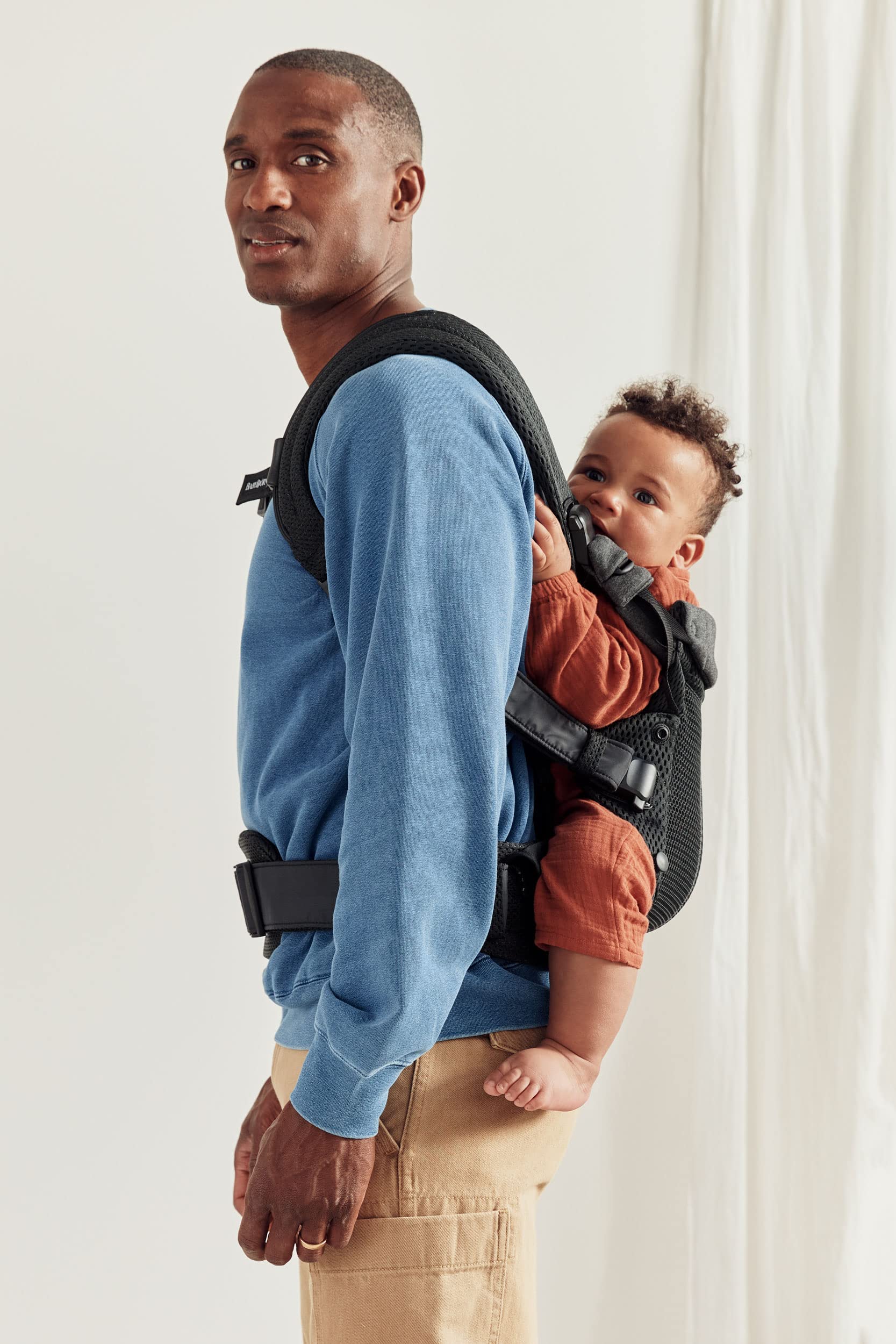 BabyBjörn Harmony breathable mesh keeps baby cool.