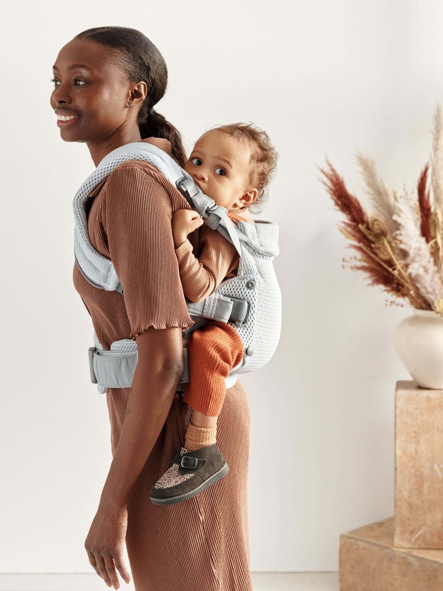 Face-in position fosters bonding with warm breath and heartbeat cues