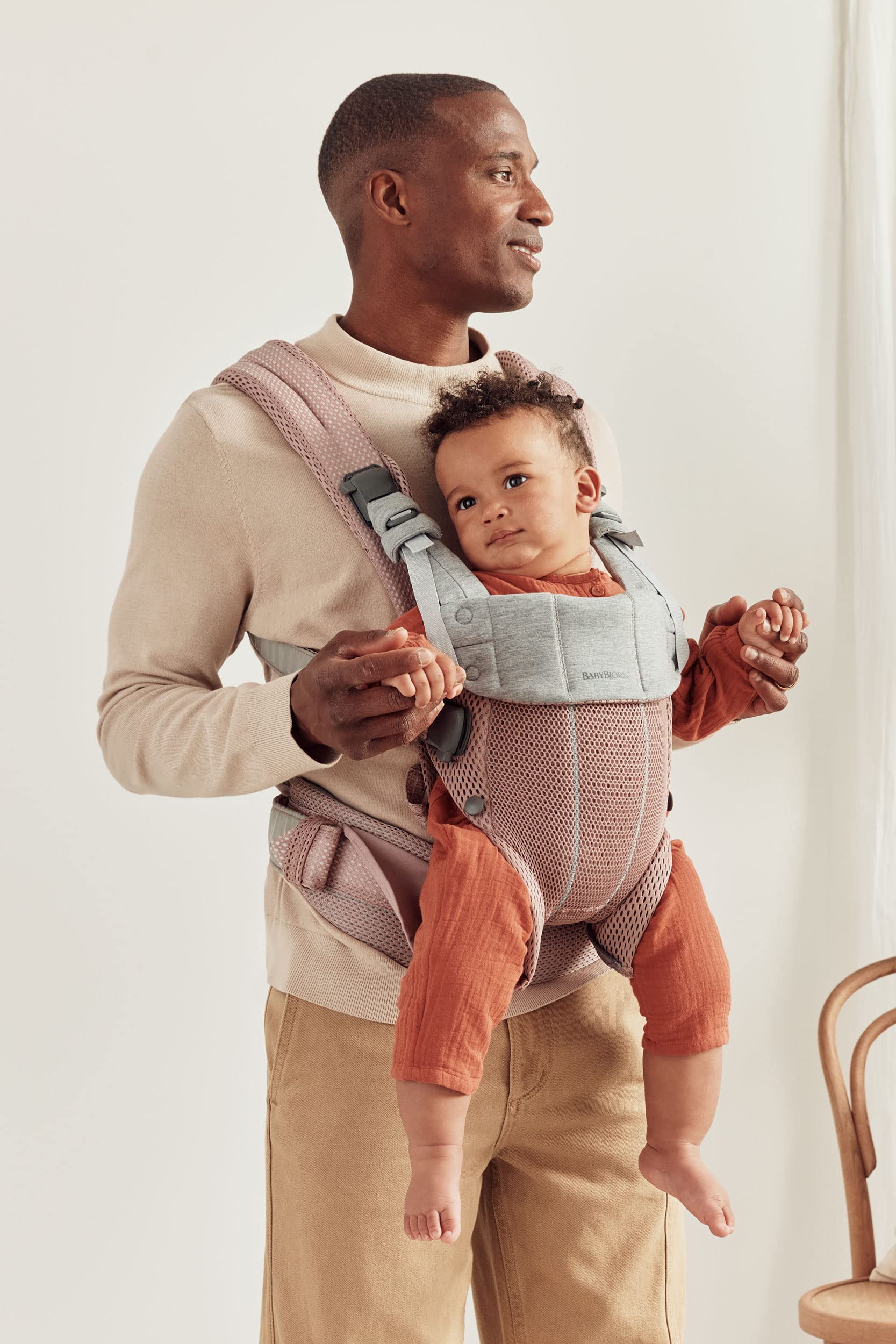BabyBjörn Harmony facing-in position demonstrates cozy front-carry for newborns