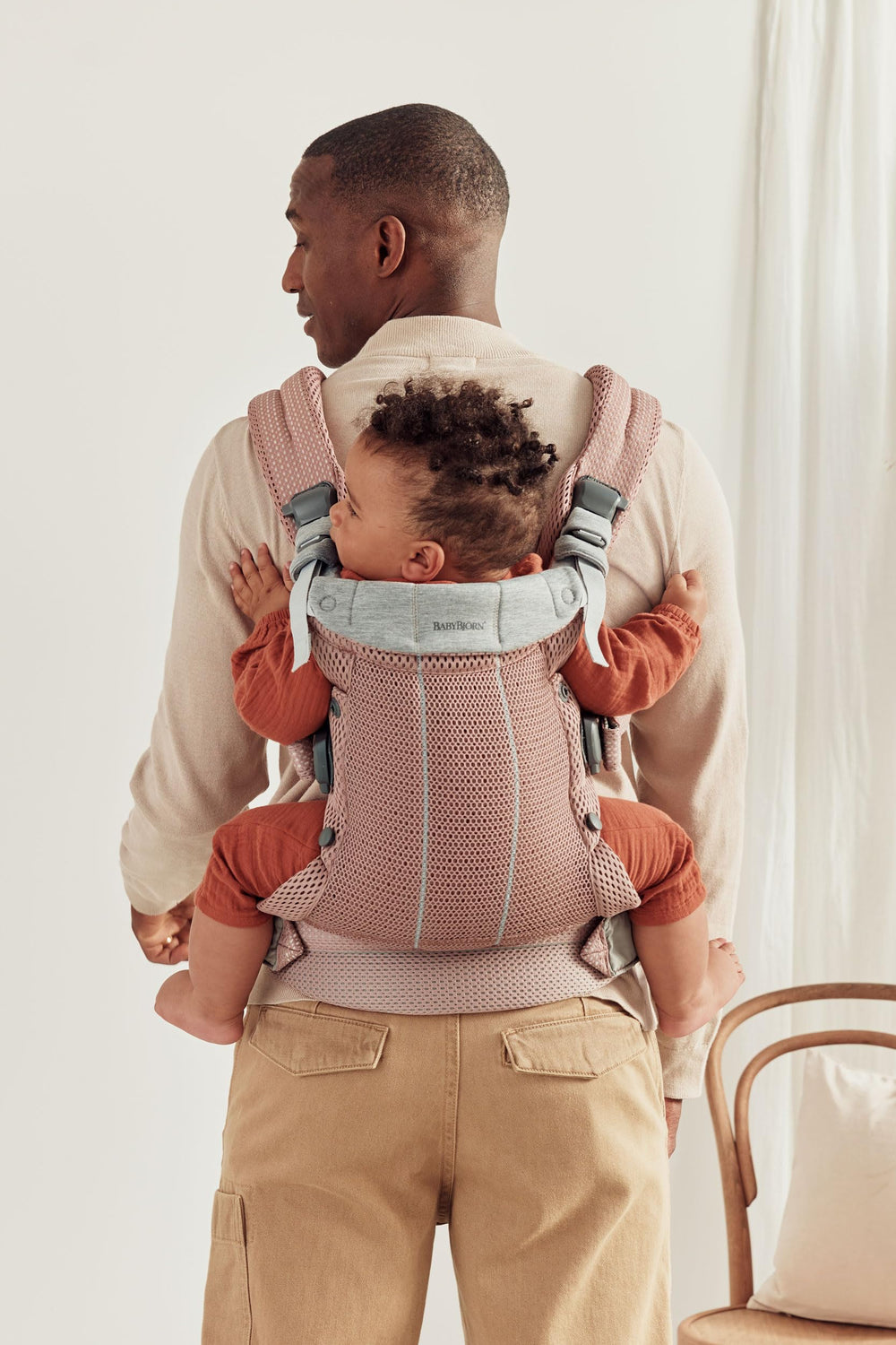 BabyBjörn Harmony facing-out position highlights visibility for older babies