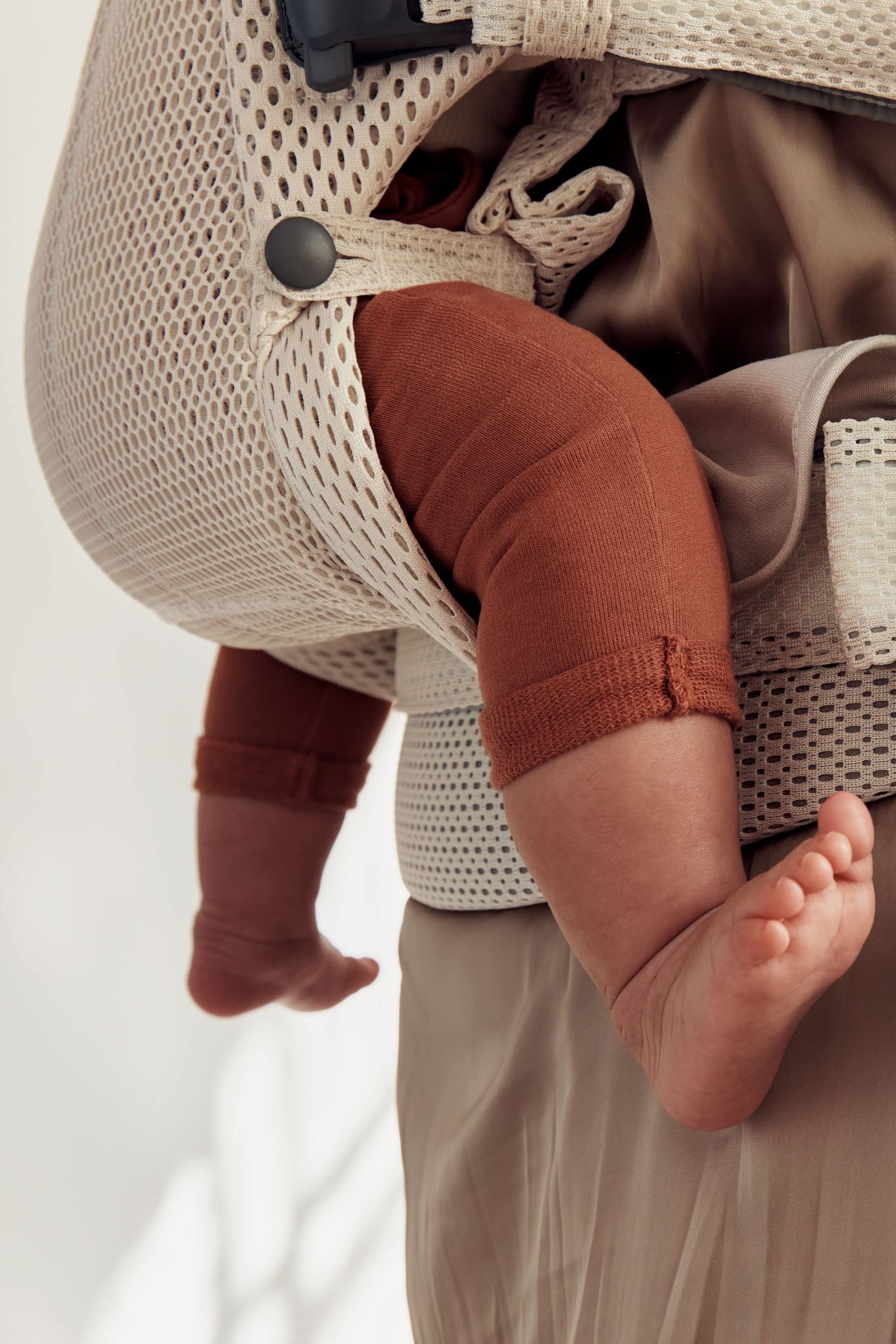 BabyBjörn Harmony packable design fits easily into strollers and bags