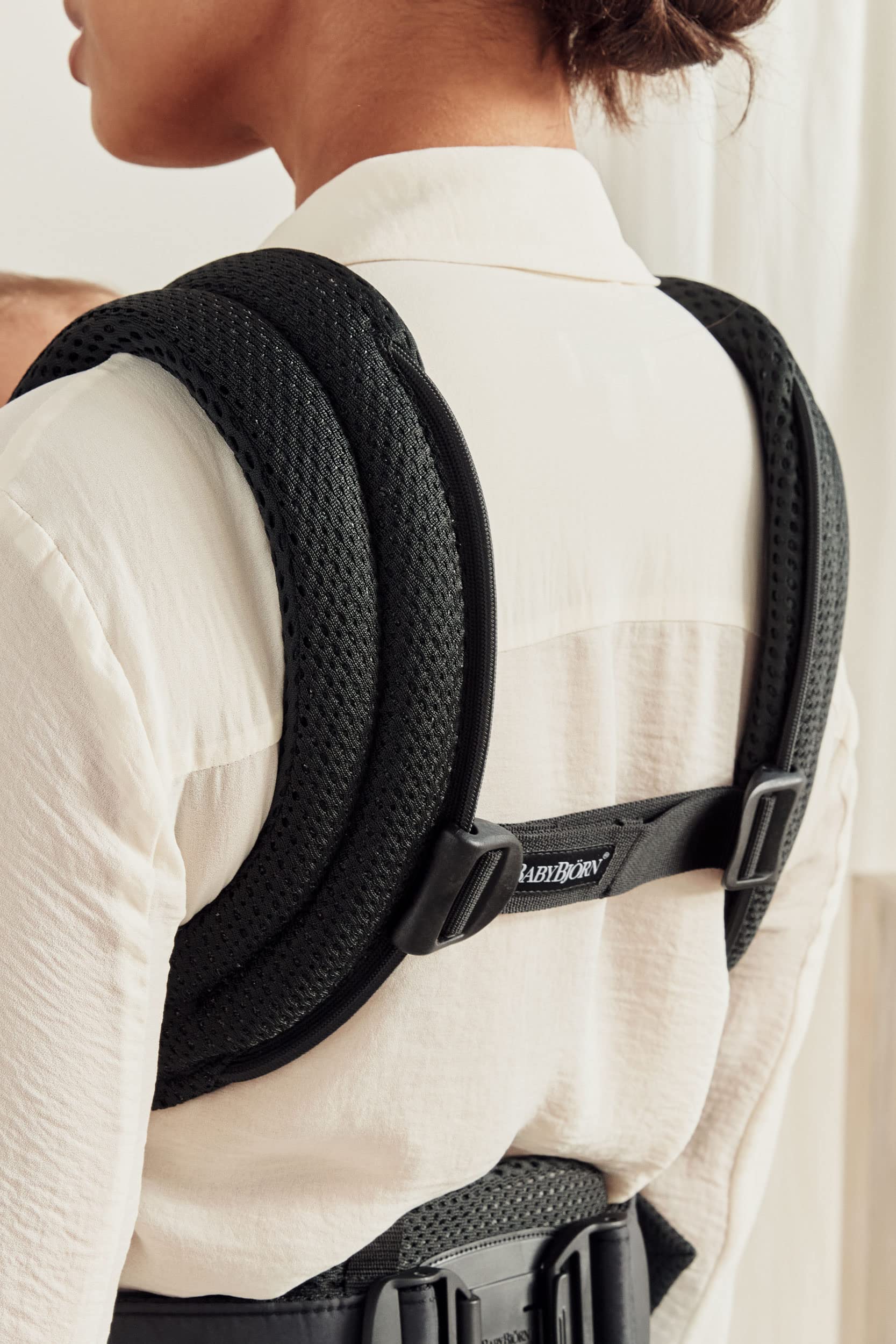 BabyBjörn Harmony padded shoulder straps add daily comfort.