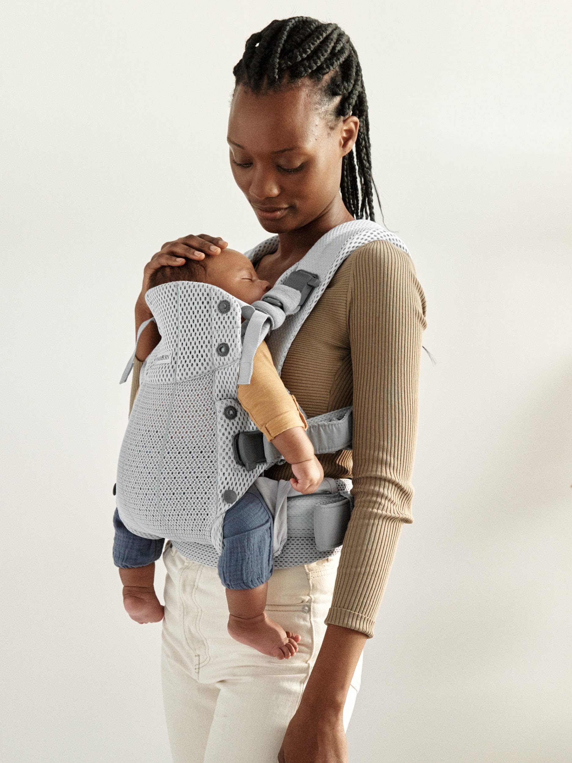 Padded shoulder straps reduce caregiver strain during extended wearing sessions