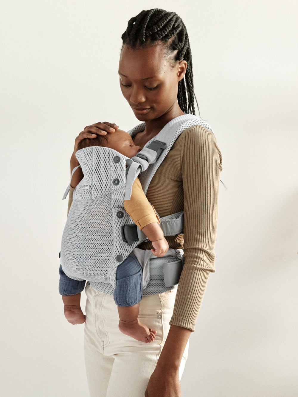 Padded shoulder straps reduce caregiver strain during extended wearing sessions