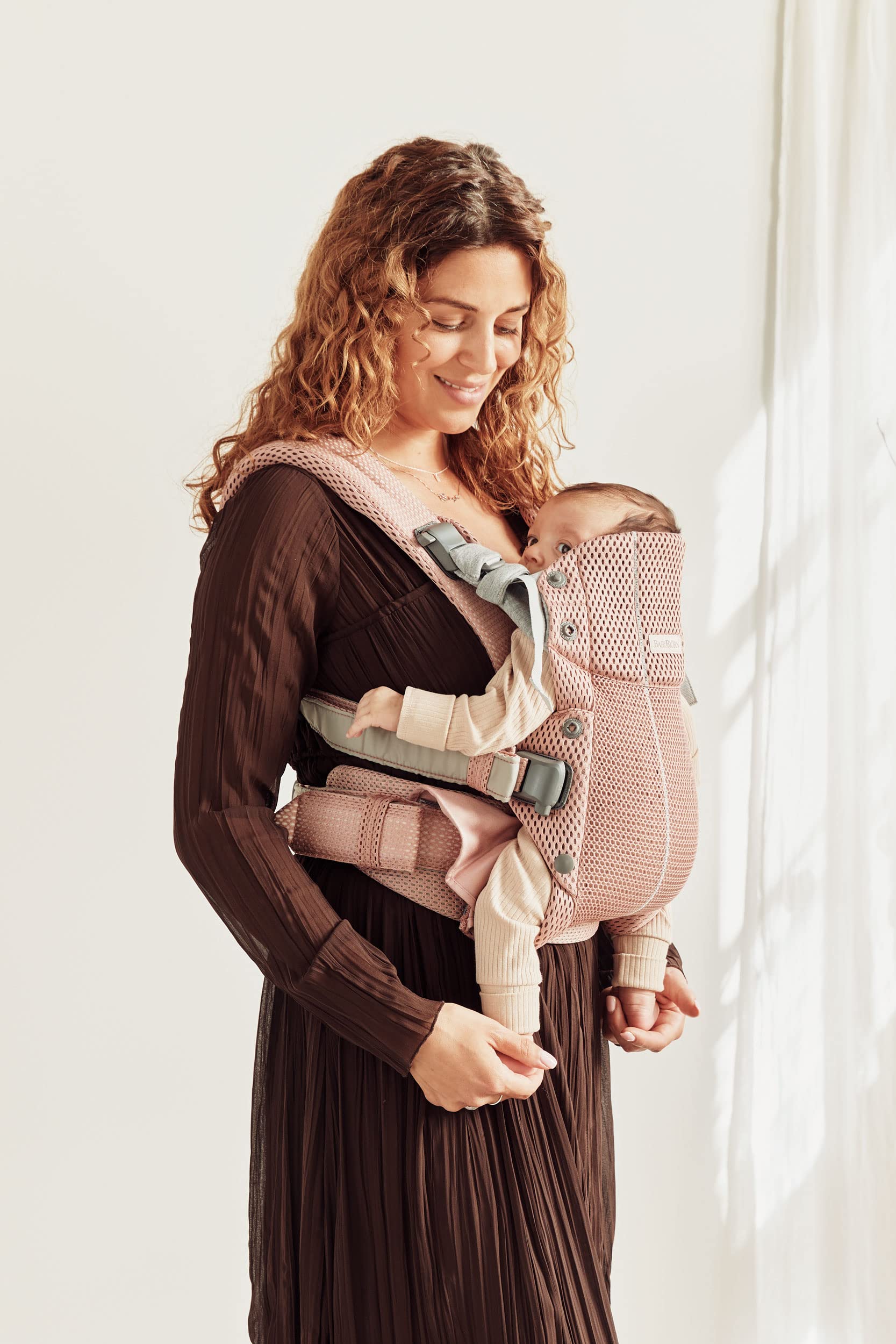 BabyBjörn Harmony padded shoulder straps emphasized for comfortable carrying