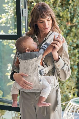 BabyBjörn Harmony cream fabric provides a soft luxurious feel