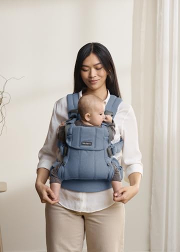 BabyBjörn Harmony waist belt provides pressure relief for extended use.