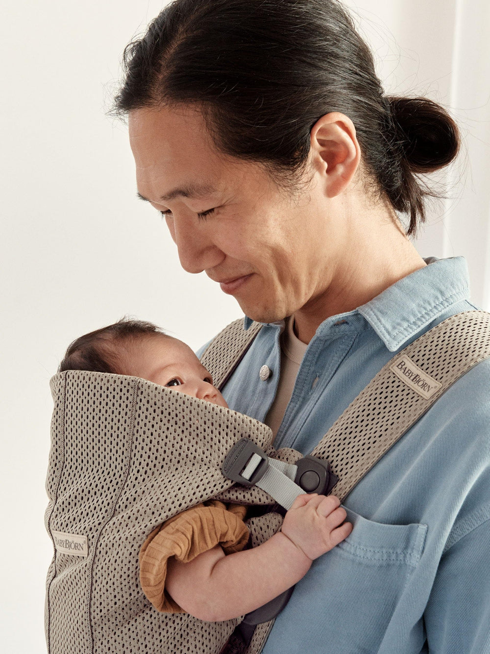 BabyBjörn Mini 3D mesh ensures breathable wear on warmer days.