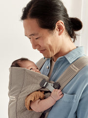 BabyBjörn Mini 3D mesh ensures breathable wear on warmer days.