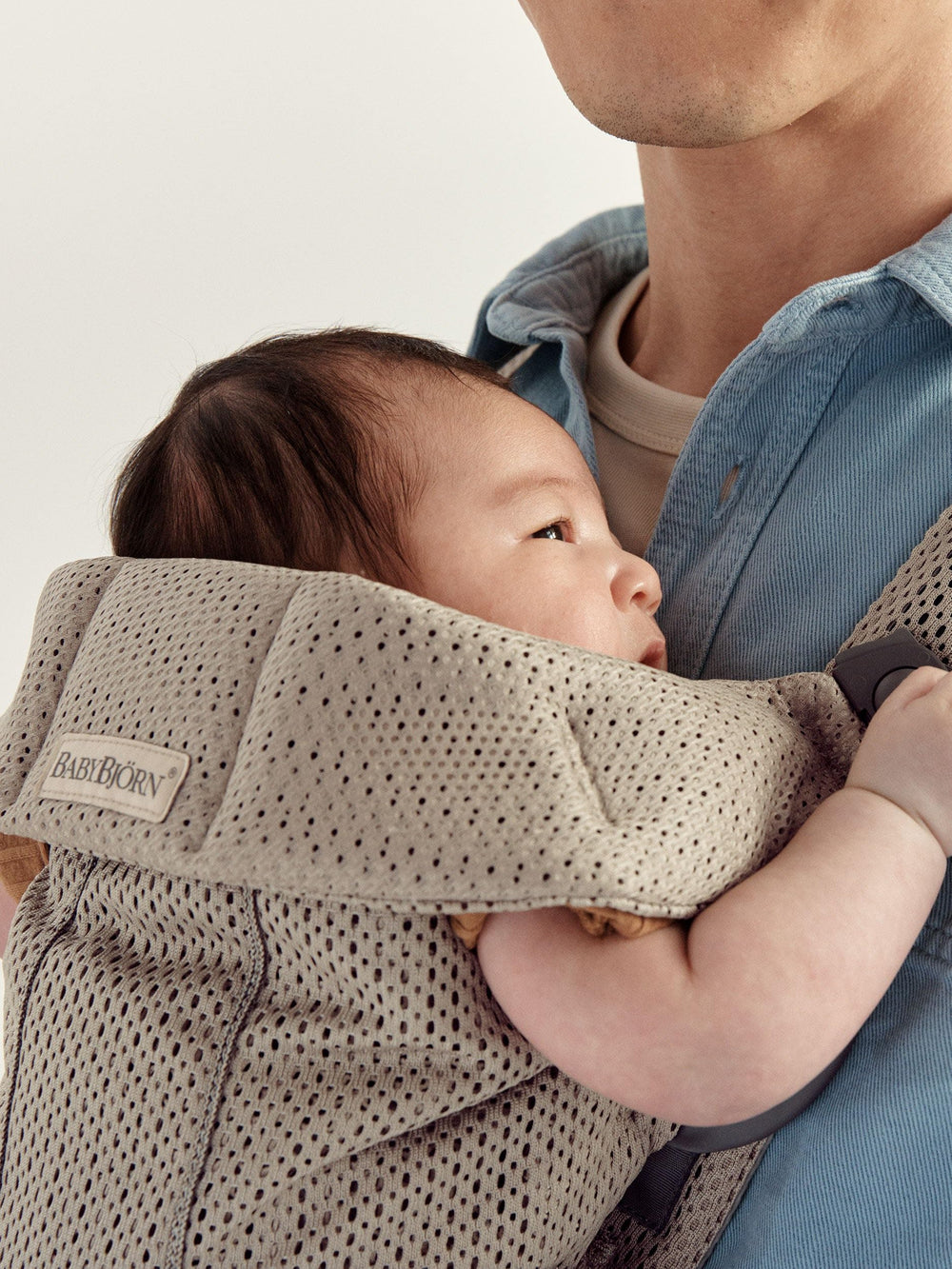 BabyBjörn Mini adjustable seat and head support grows with your child.