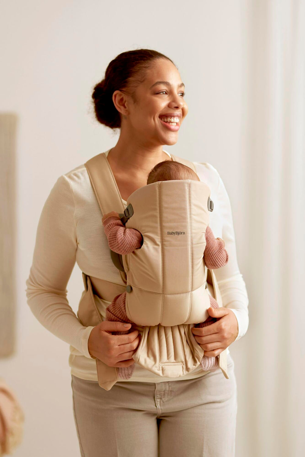 Compact storage view of BabyBjörn Mini beige woven for travel