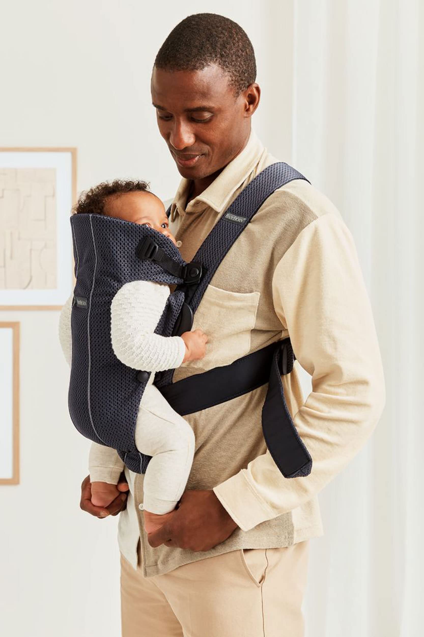 BabyBjörn Mini easy-on-off design for quick outings