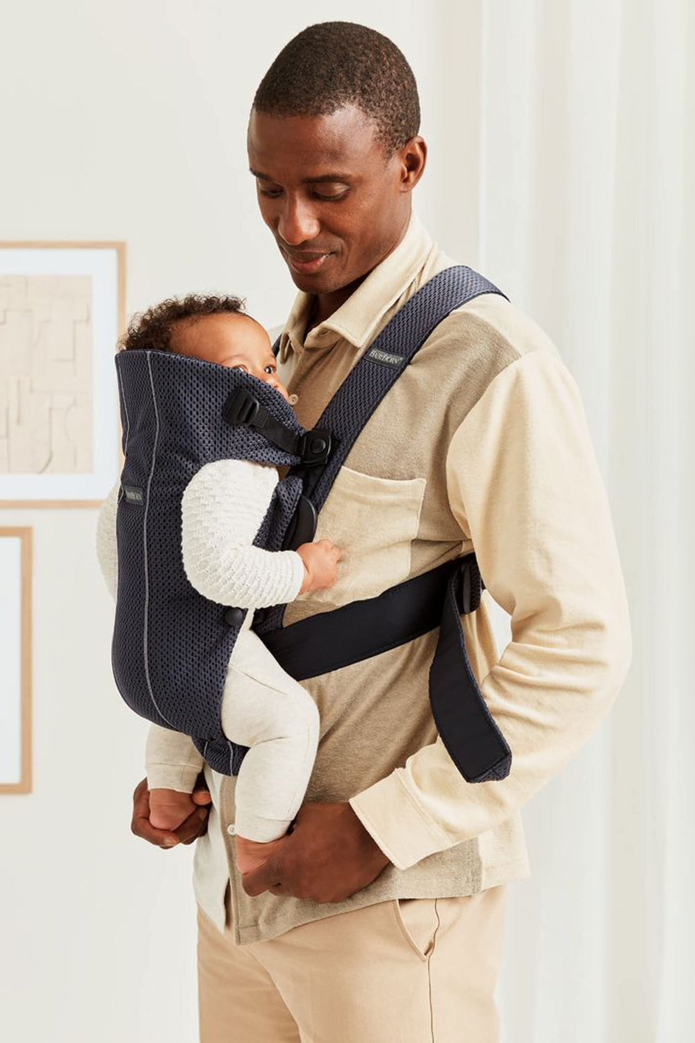 BabyBjörn Mini easy-on-off design for quick outings