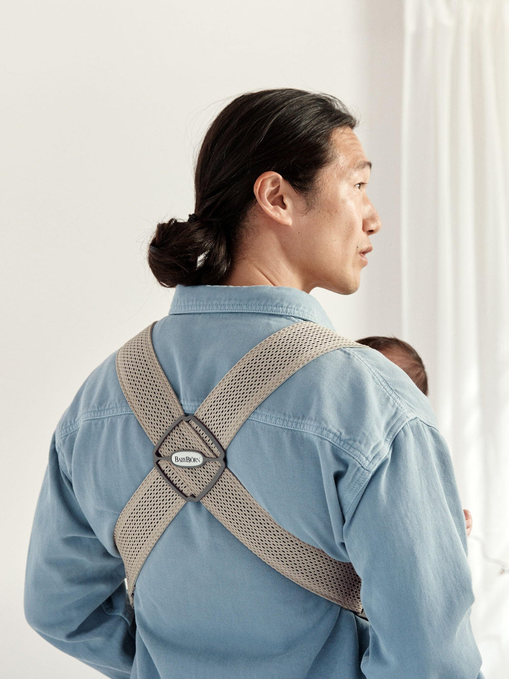 BabyBjörn Mini two front-carry options for flexible wearing.