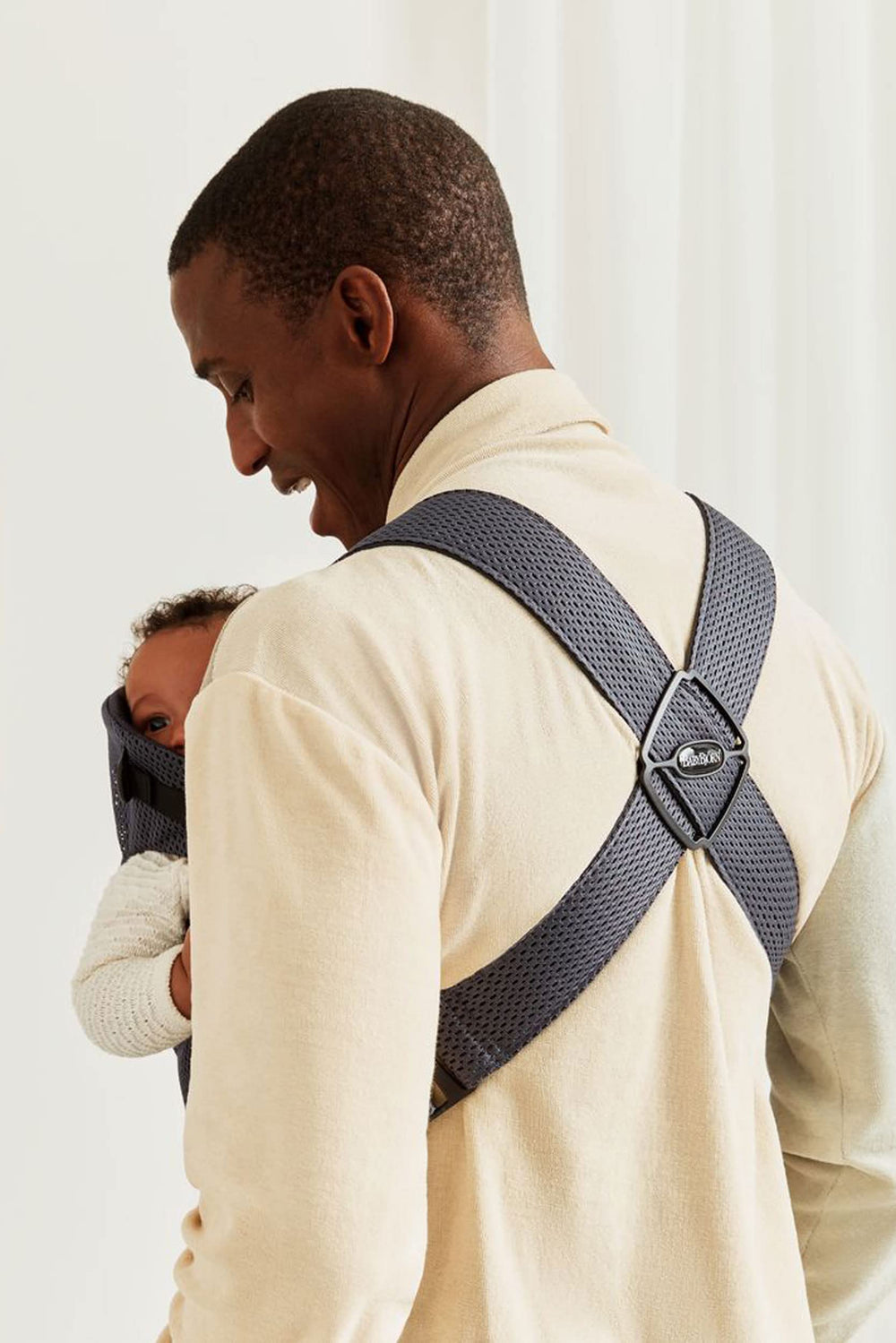 BabyBjörn Mini growth-friendly ergonomic design adapts to development