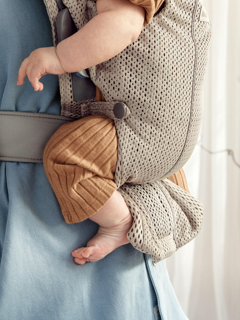 BabyBjörn Mini lightweight, machine-washable fabric simplifies cleaning.