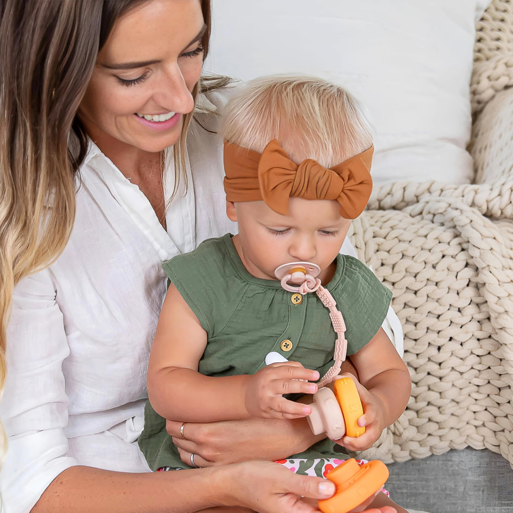 Baby's Aid blush color clip adds gentle style to daily routines.