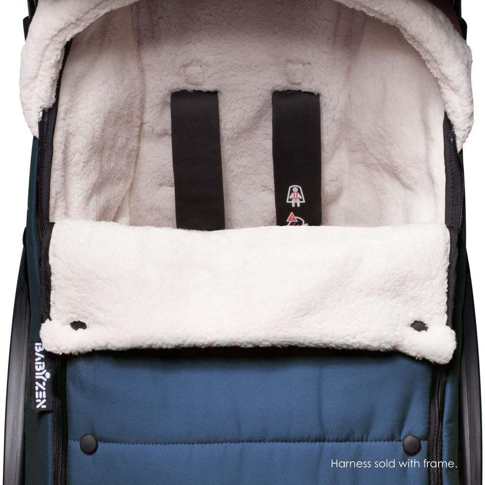 Babyzen YOYO Footmuff opens from below to reduce dirt contact during use.