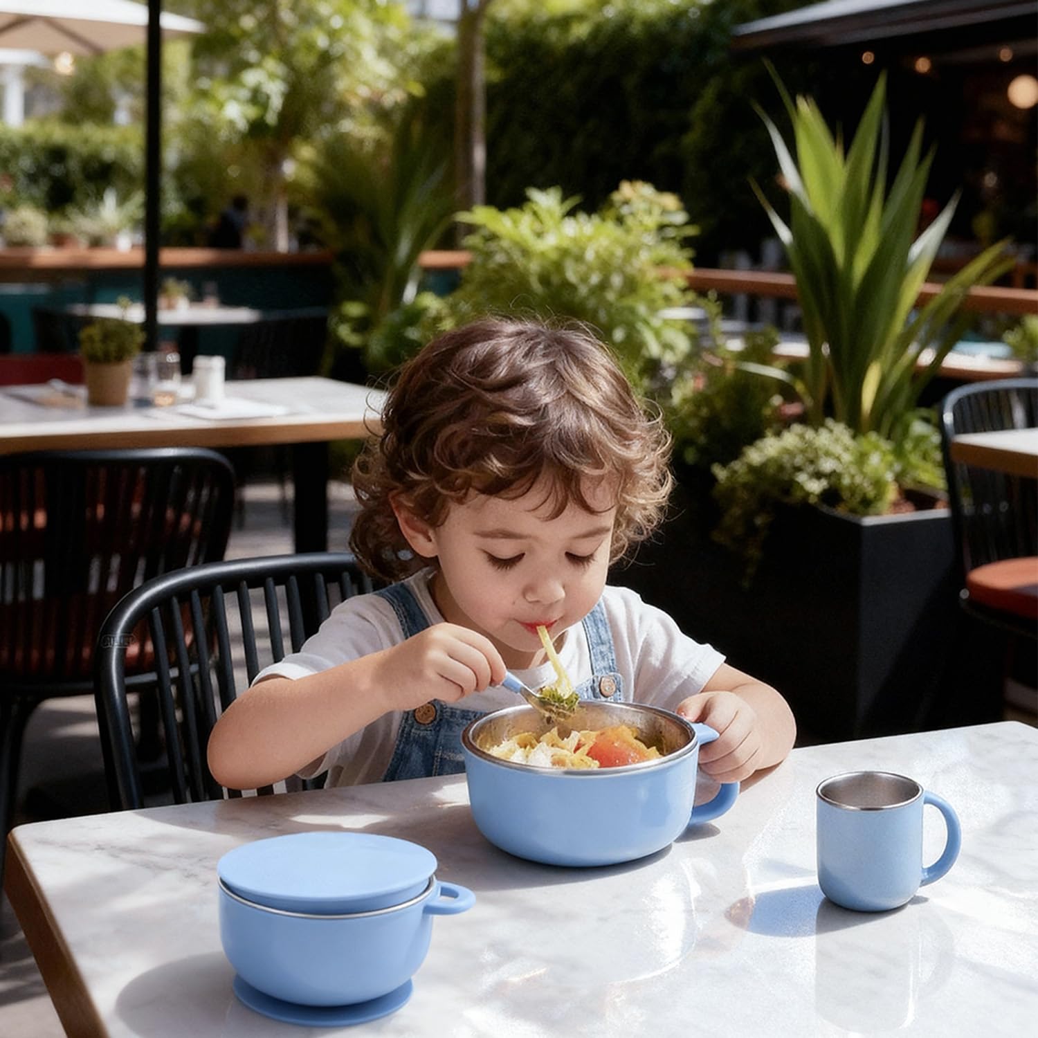 Bakpoco blue colorway highlights a cheerful kid-friendly dining setup.