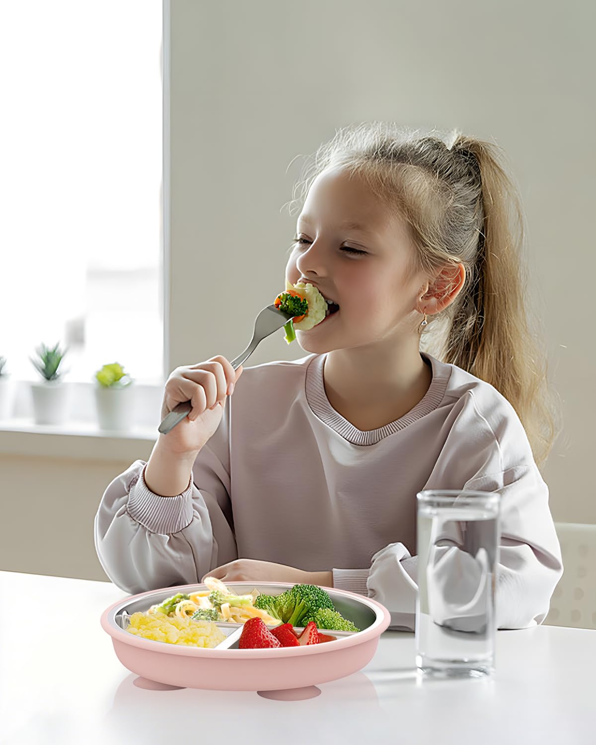 Bakpoco suction base grips smooth surface to reduce mess during feeding