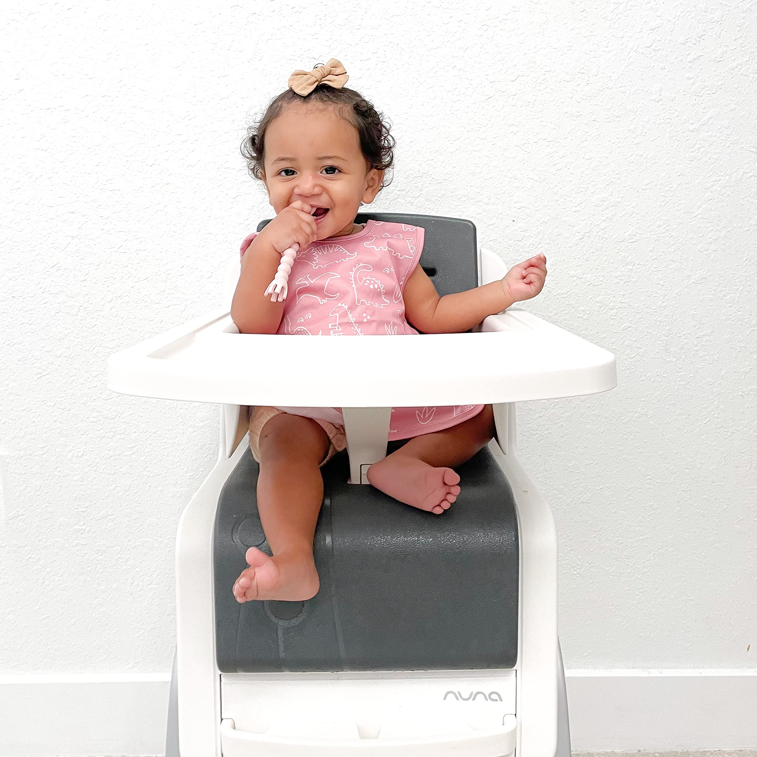 BapronBaby dino-friends-blush-easy-cleaning highlights wipe-down convenience and quick air-dry.