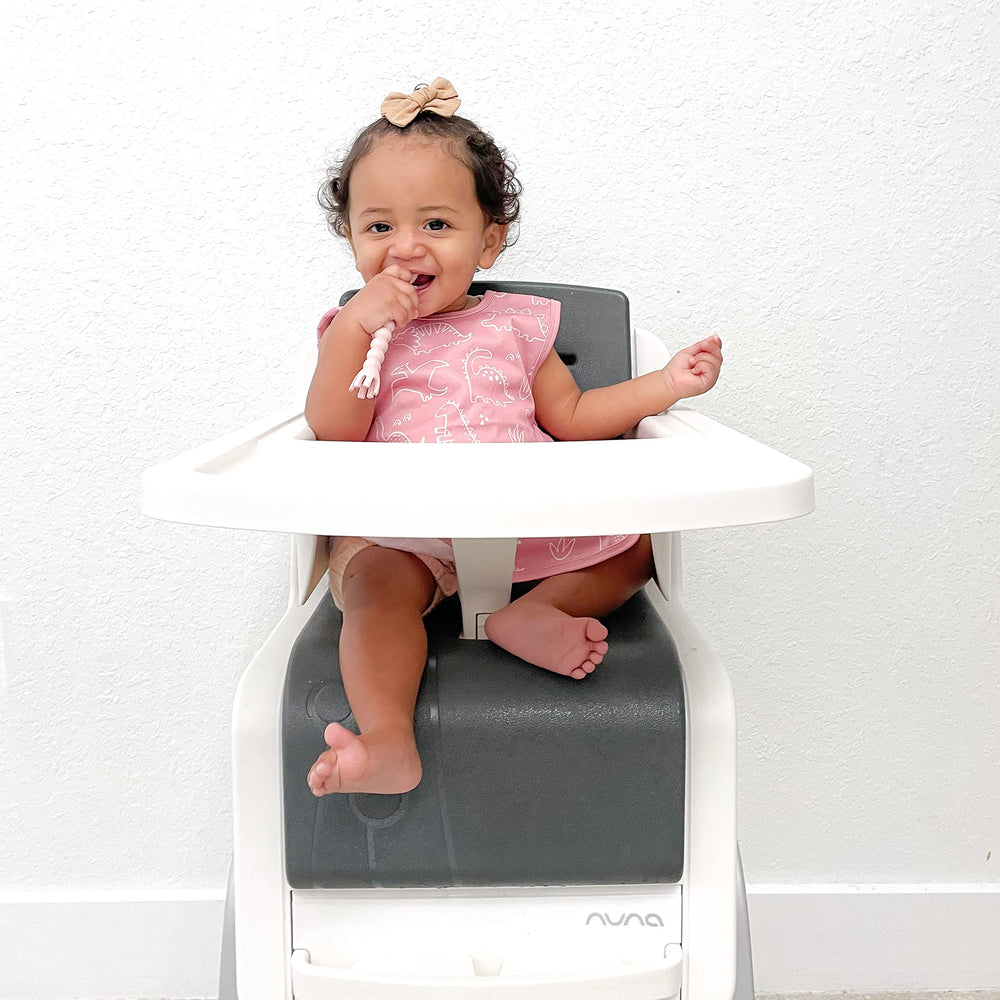 BapronBaby dino-friends-blush-easy-cleaning highlights wipe-down convenience and quick air-dry.