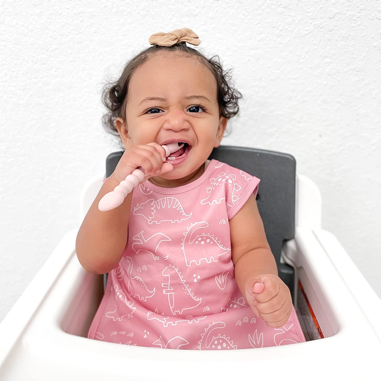 BapronBaby dino-friends-blush-safety-design emphasizes neck-safe, comfortable fit.