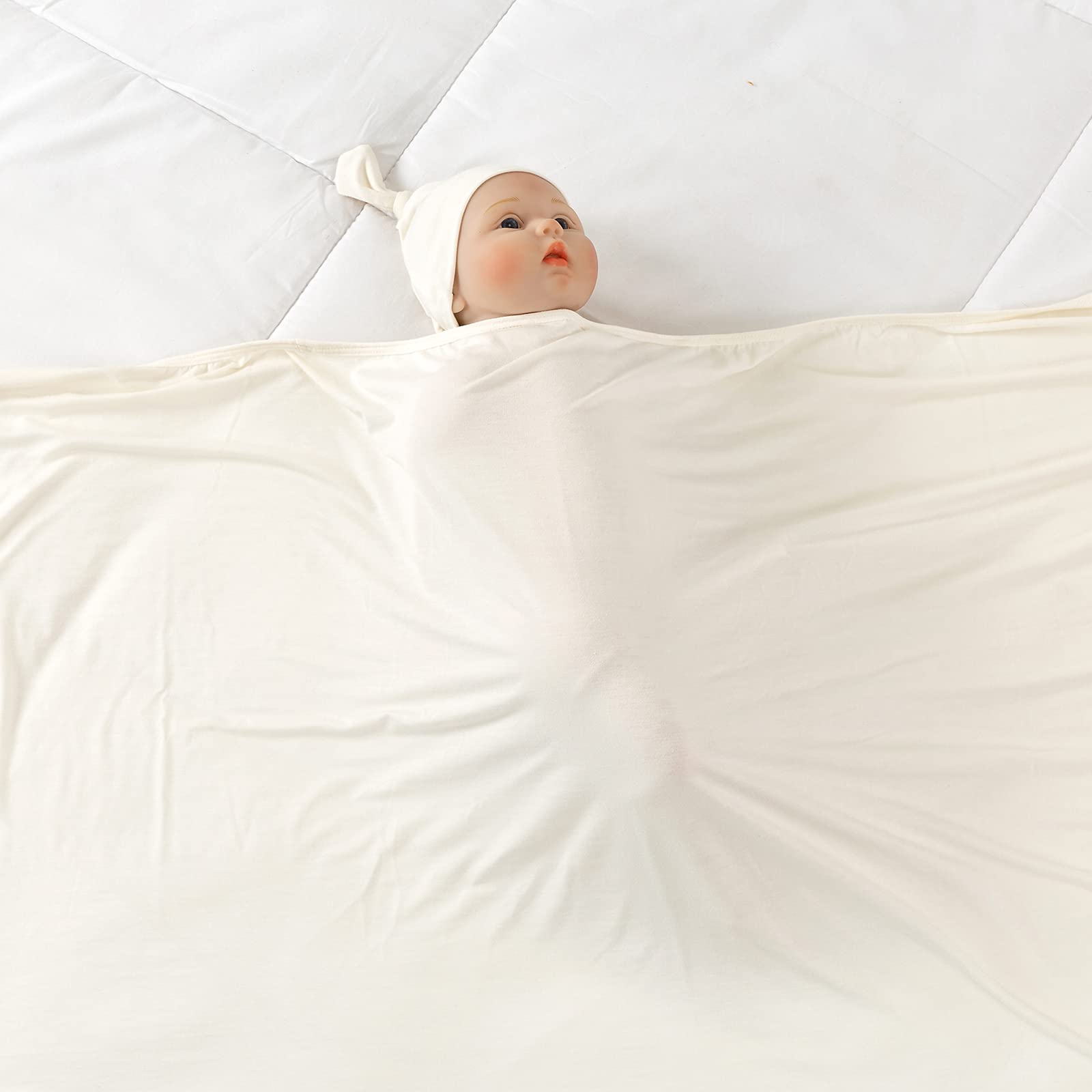 Bayceen soft-knit baby blanket image emphasizes gentle texture suitable for daily use.