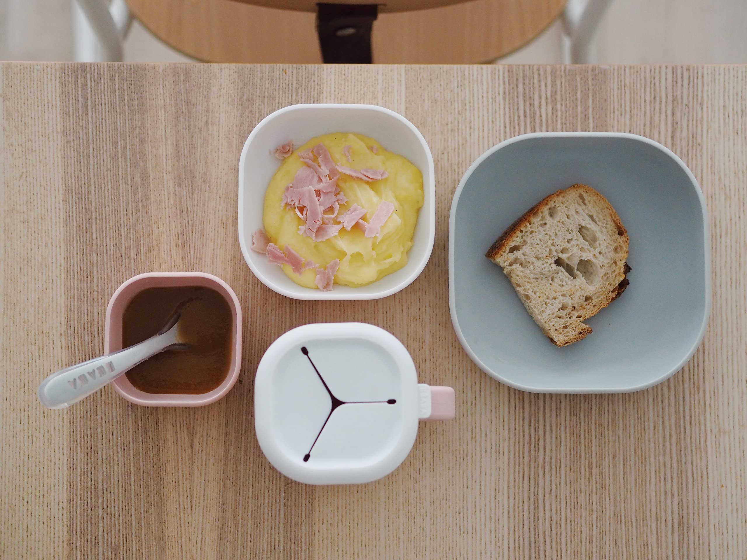 Béaba dishwasher-safe bowls grey simplify cleanup after family meals.