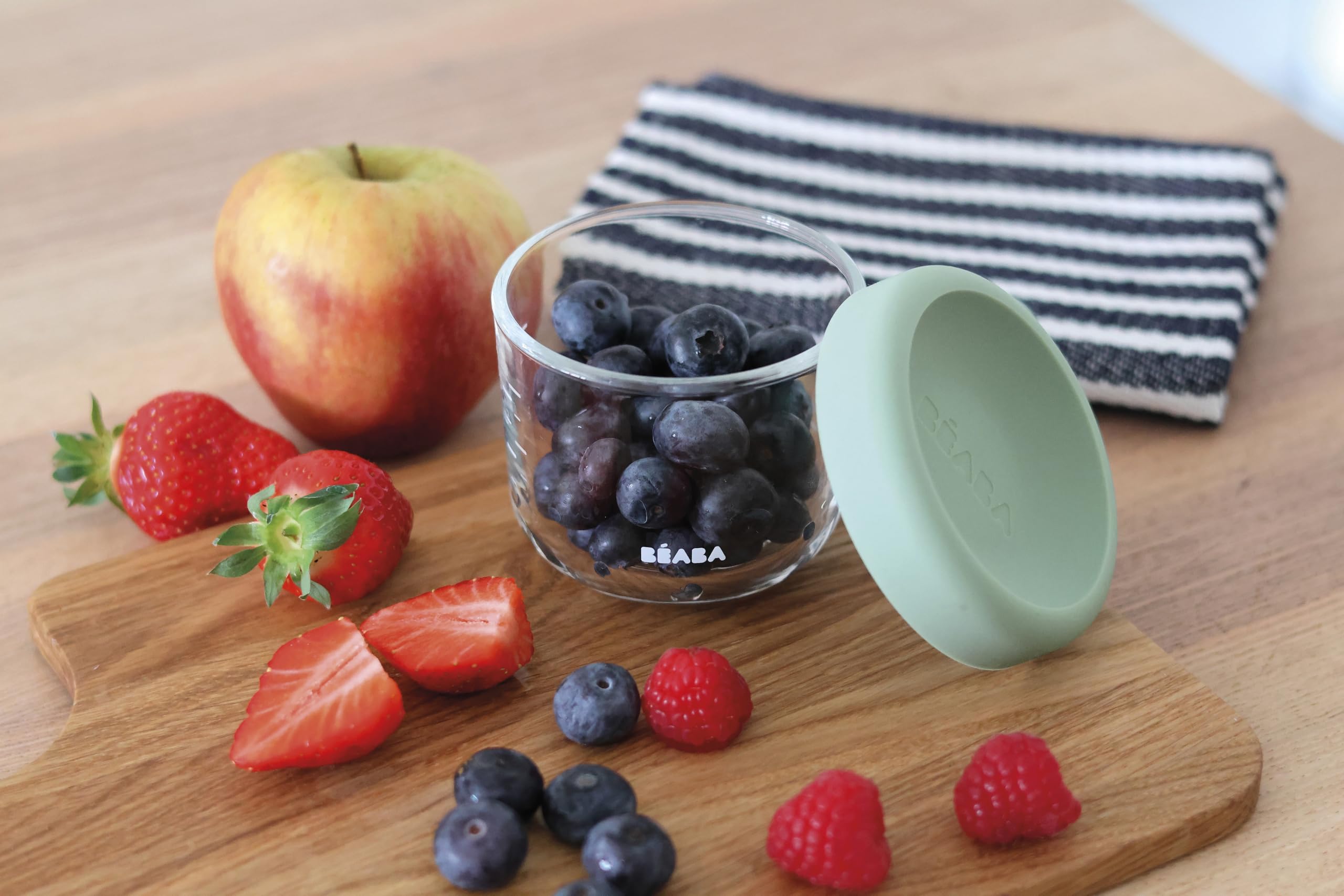 BEABA dishwasher-safe jar simplifies cleaning after meals.