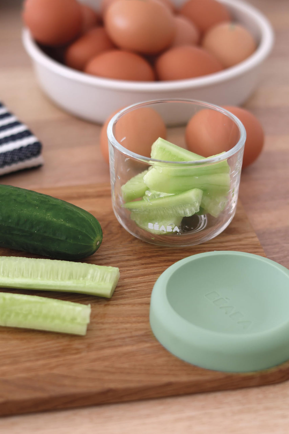 BEABA lid seals aromas when storing baby foods.