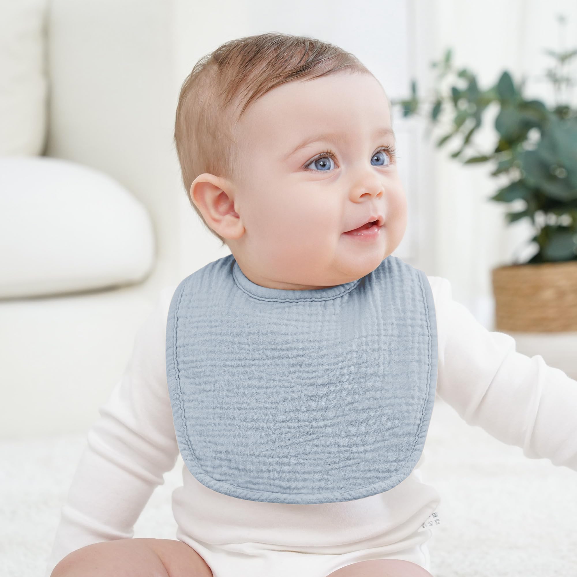 Bearmoss square bib doubles as a teething drool catcher