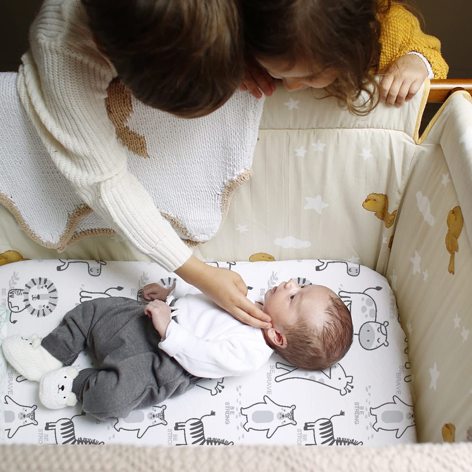Beberoad Love bassinet sheet with elastic edge forming a durable, secure fit.