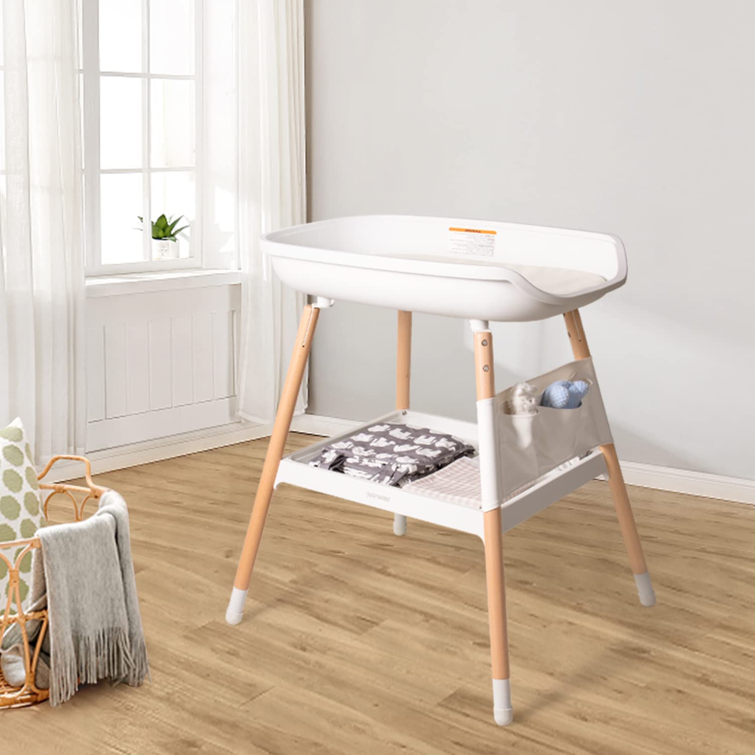 Beberoad Love non-slip feet protect floors during changes.