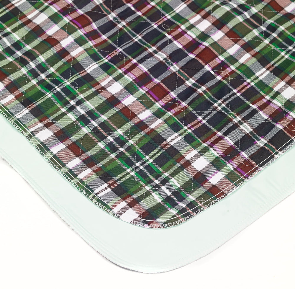 Beck's Classic underpad blue edge closeup: edge-to-edge liquid wicking