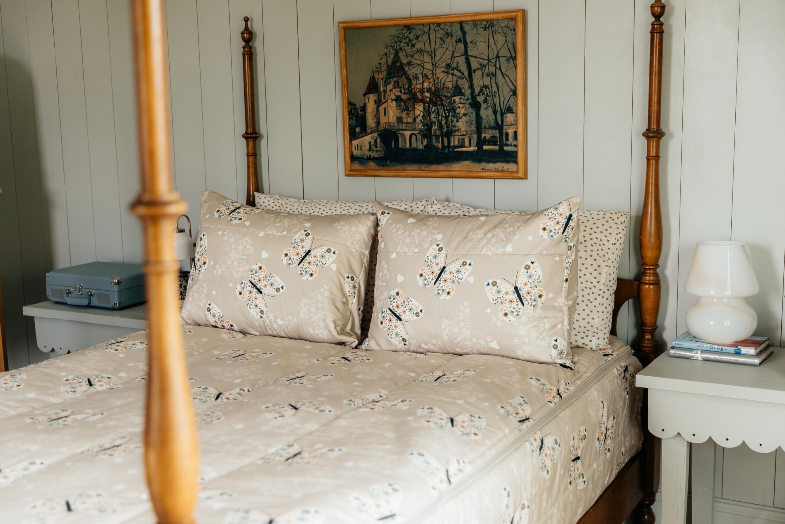 Sizes range from toddler to full to fit standard mattresses