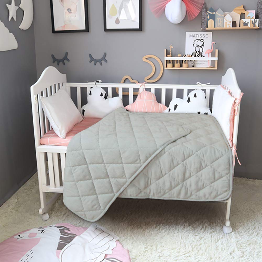 BEDSUM down-alternative filler interior highlights breathable warmth for year-round use.