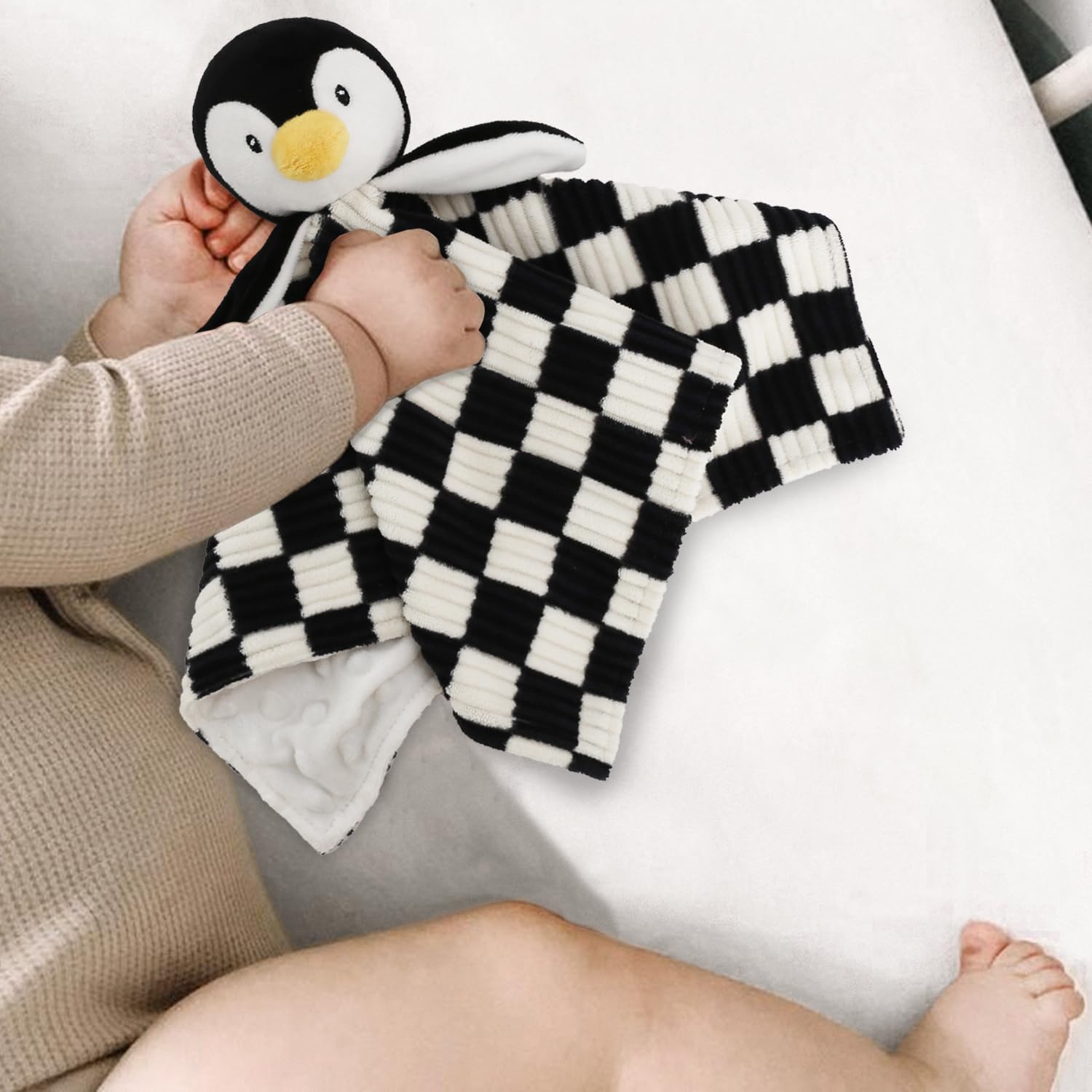 BEILIMU penguin lovey blanket doubles as a cute penguin-themed room accent.