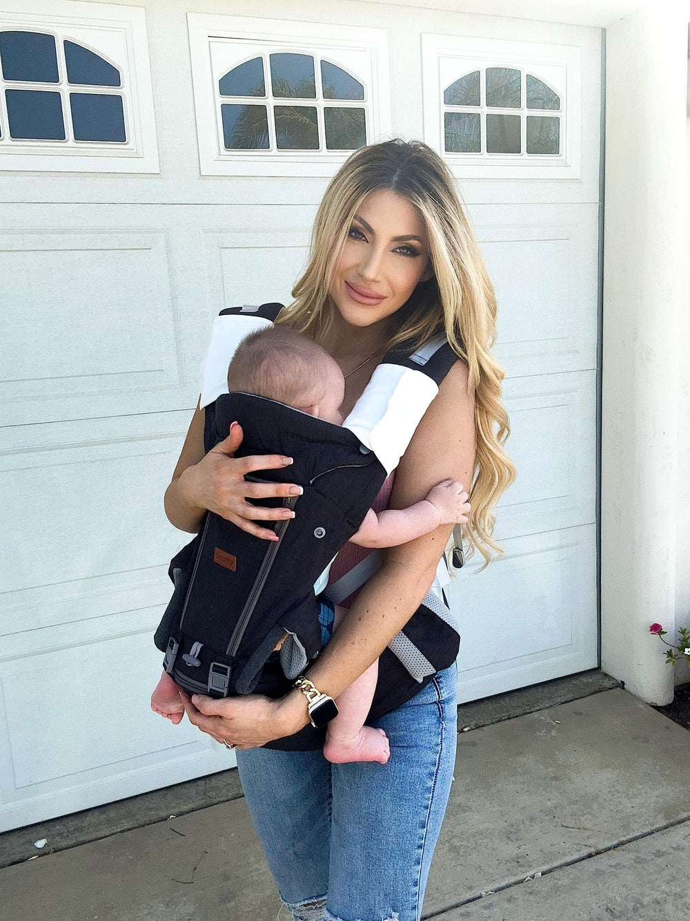 Besrey tear-resistant fabric withstands toddler messes on trips.