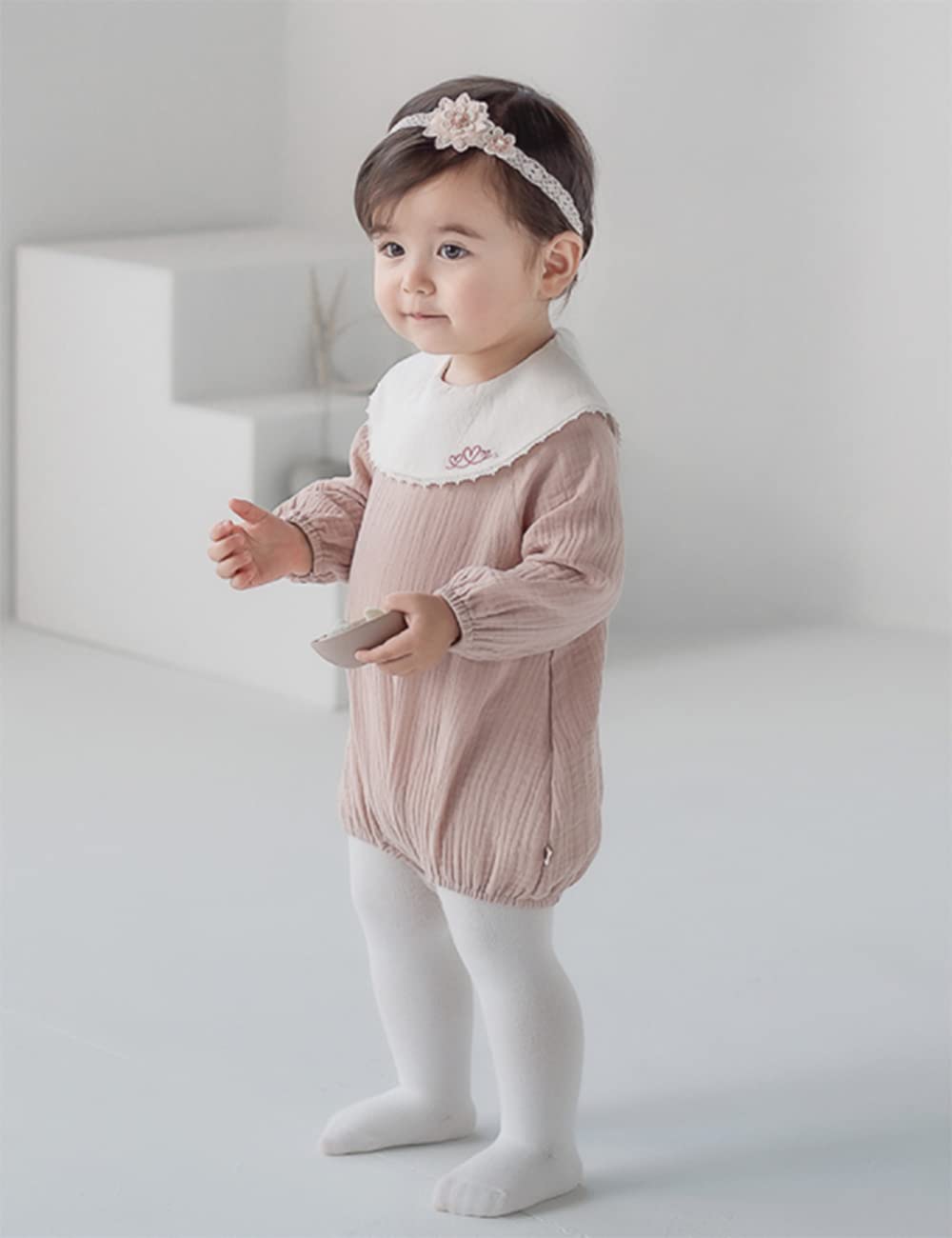 Bethynas headband enhances family photos with a cute floral motif.