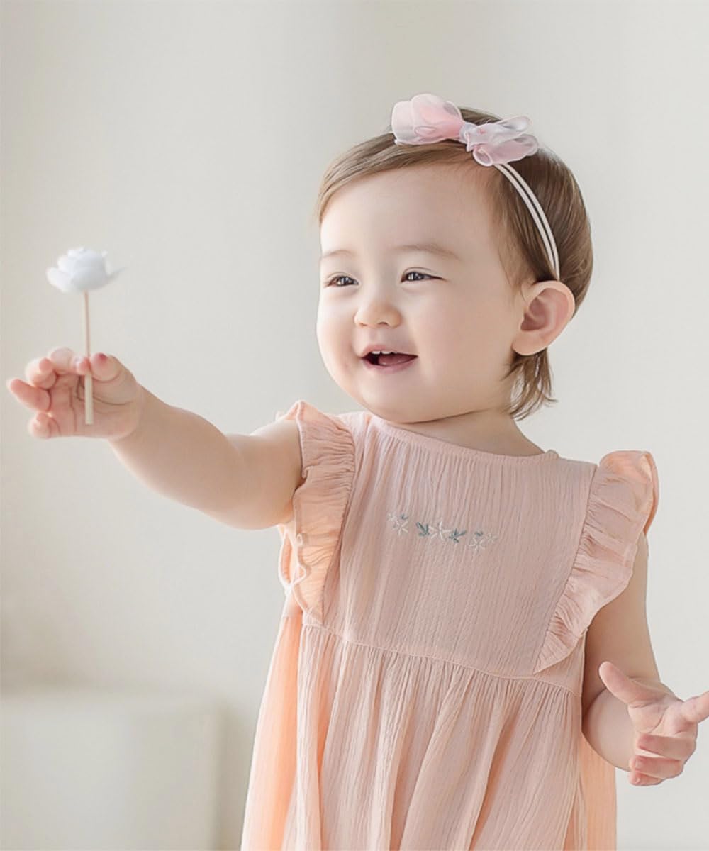 Bethynas floral bow headband brings sweet style to family photography