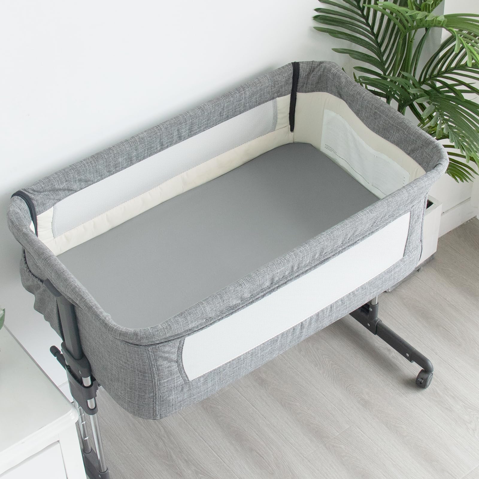 Biloban 4-pack bassinet sheets in neutral gray leaf design.