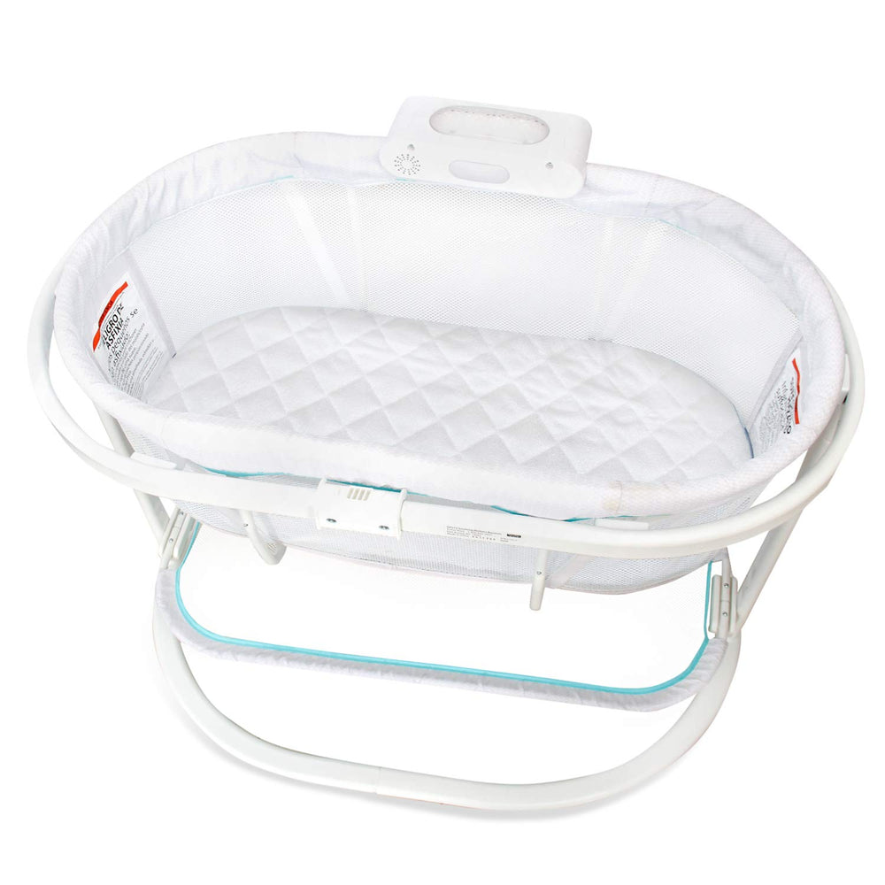 Biloban waterproof bassinet pad cover for Luminate guards against spills.