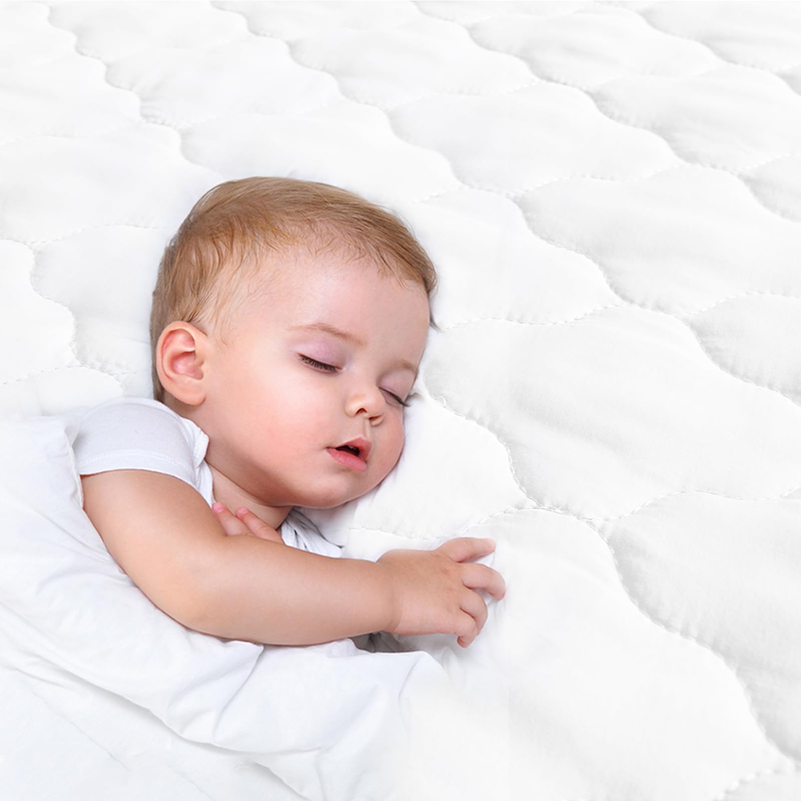 Biloban bassinet pad cover offers warm comfort in winter and coolness in summer.