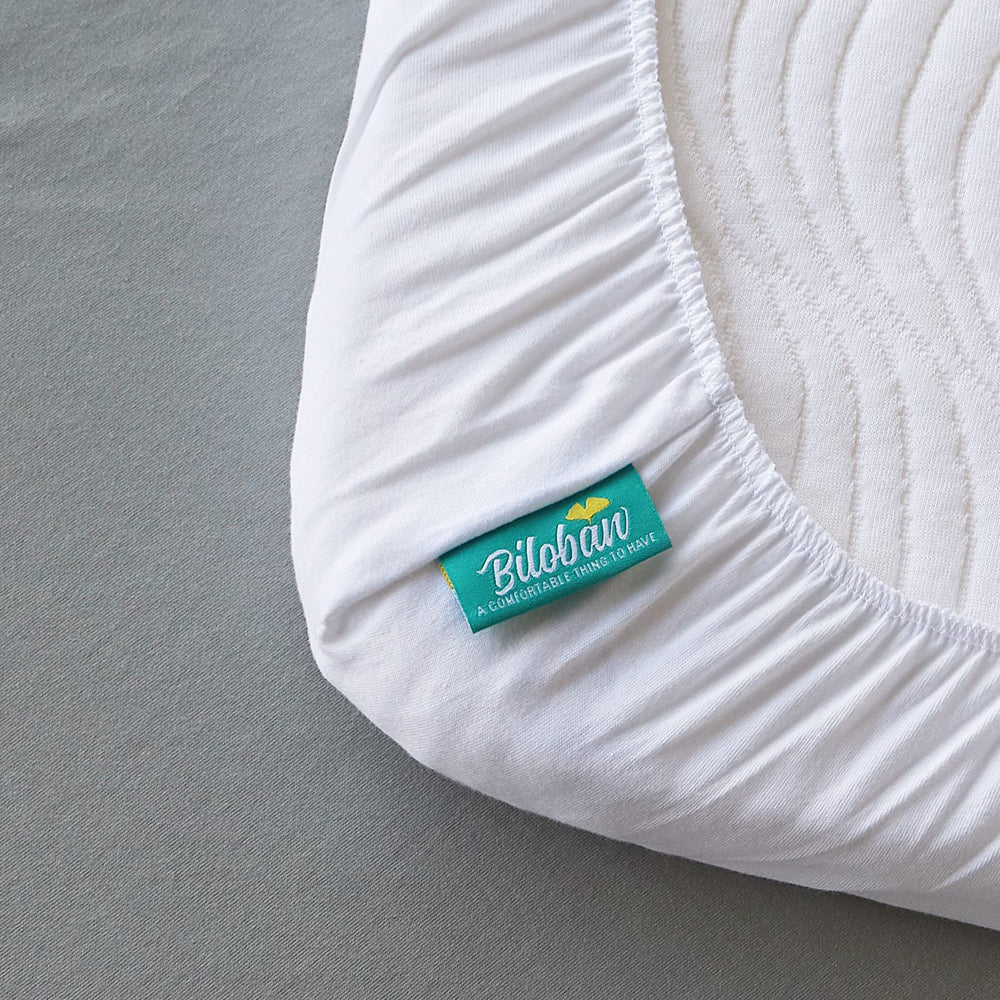 Biloban bassinet sheet fits Graco Travel Lite snugly for breathable cotton comfort.