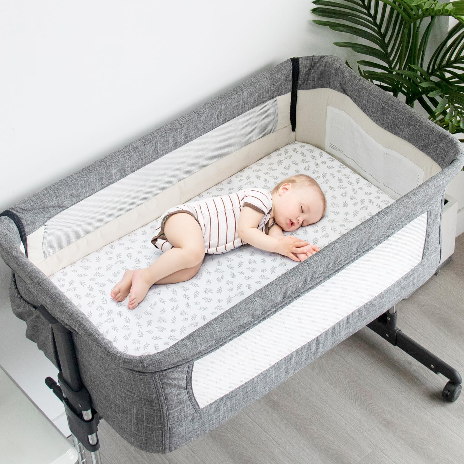 Biloban bassinet sheet machine-washable and easy-care.